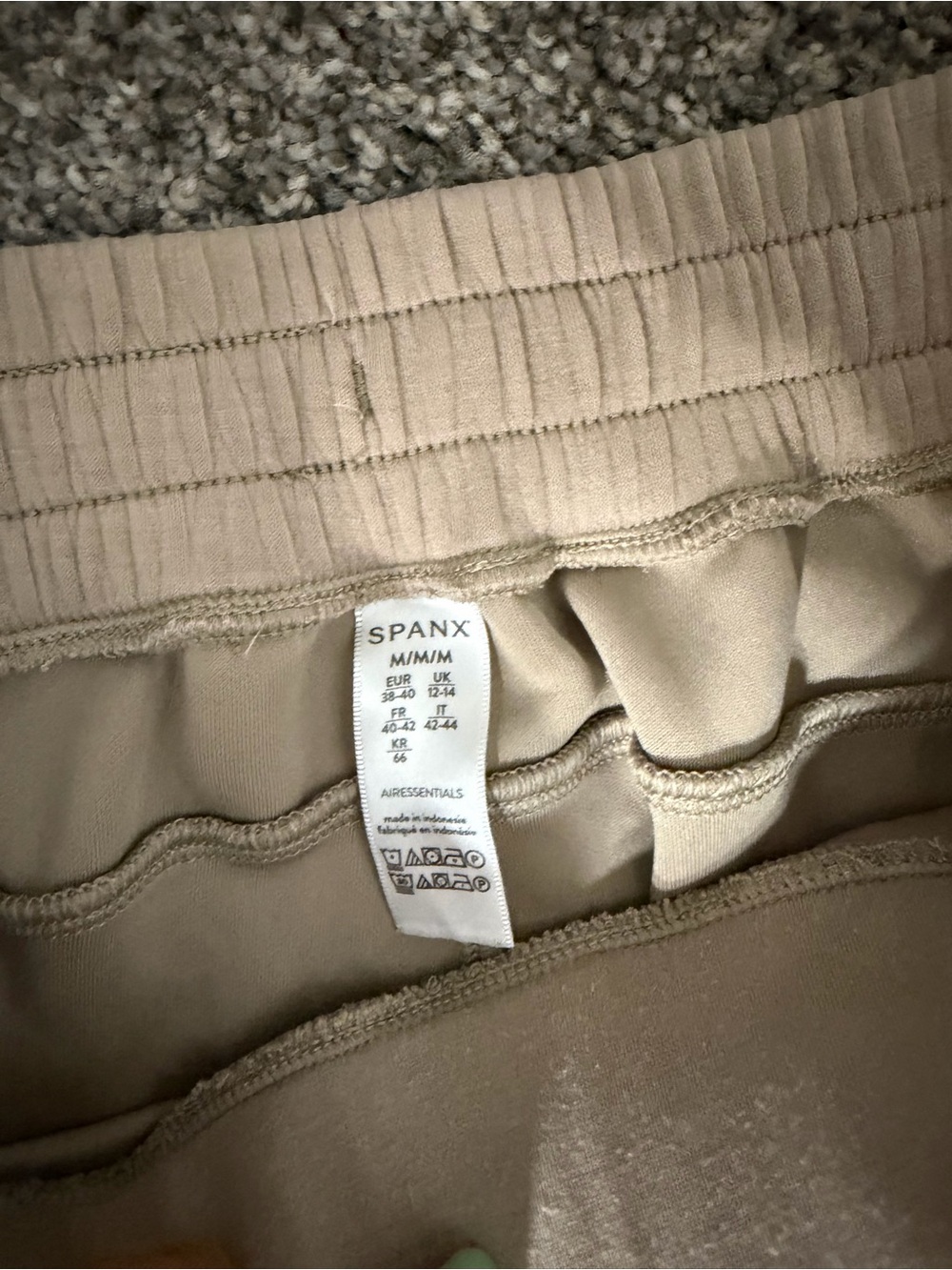 SPANX Air Essentials Crop Pant - Picture 2 of 3